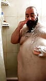 Mijn man is de helpende hand onder de douche. snapshot 12