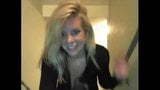 Blonde milf stript in trap voor vriendje snapshot 1