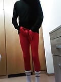 Divertimento a casa indossando un costume Zentai rosso snapshot 1