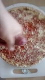 Éjaculation sur une pizza snapshot 3