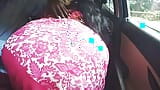 Pembicaraan kotor Telugu, seks mobil, bibi seksi dengan saree berhubungan seks dengan sopir. Bagian 1 snapshot 17