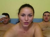 Ragazzi grassi e ragazze calde fanno sesso di gruppo in webcam a casa snapshot 8