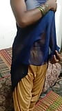 Model-lady in bluse mit sari - sexy video snapshot 6