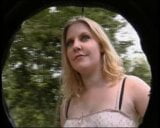 Blondes Teen, Solo-Masturbation im Wald snapshot 4