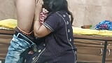 Hete Bhabhi met grote kont heeft seks op zijn hondjes en krijgt sperma in haar mond snapshot 3