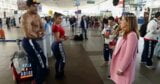 Fitness meisje buigen op luchthaven chil snapshot 3