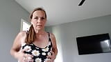 POV - une MILF avec 36dds se faufile snapshot 2