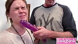 Amateur-vriendin eerste keer diep in keel met enorme dildo snapshot 12