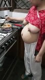 Une BBW indienne indienne cuisine, exhibant ses seins énormes et sa cloche snapshot 2