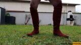 Mamuśka ma wielką potrzebę sikania, idzie do ogrodu, trzymając tylko pończochy i czerwone buty, aby odciążyć pęcherz snapshot 2
