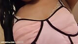 Morena ladyboy com peitos naturais se masturba snapshot 1