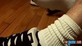Thug Jock Evan Heinze streelt sokken in voetfetisj solo snapshot 5