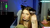 Znudzona śliczna catgirl czeka na zabawę snapshot 5