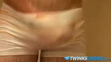 Netter junger Twink Kelly Cooper masturbiert in der Dusche snapshot 7