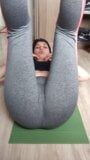 Latina usando leggings sem calcinha snapshot 8