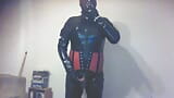 LatexPeti porte une combinaison en latex, des gants et fume snapshot 12