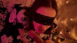 Feiertags-Neujahrs-Blowjob von einer schönen Frau in einer Maske snapshot 4