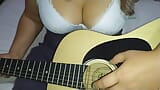 Nikita, coquine excitée, joue de la guitare et de ses gros seins sexy snapshot 8