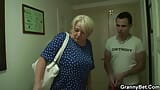 Une vieille blonde mature se fait draguer et prendre en levrette snapshot 3