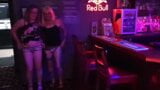 Awek transeksual Charlotte dan Lisa bertukar seluar dalam di bar snapshot 4