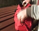 Una hermosa adolescente alemana recibe su manguito rociado por un viejo en público snapshot 2