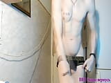 Sexy jonge, magere en gespierde man doet een striptease, wat zou je met me willen doen? snapshot 7