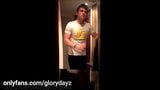 Ein anderer fitter Junge in schwarzen Shorts besucht das Gloryhole snapshot 19