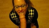 Une MILF amateur suce une grosse bite snapshot 12