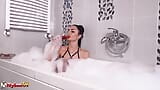 Die sinnliche göttin ambra verführt dich in der badewanne snapshot 2