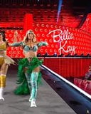 Wwe - Carmella e Billie Kay entrando na Wrestlemania 37 snapshot 4