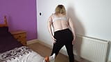 Seksowna mama rozbiera się w Knickers i staniku snapshot 4