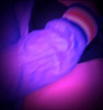 Spettacolo di tette al neon. toccando le mie tette. snapshot 2