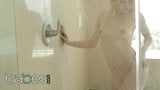 Aubrey Sinclair Dylan Snow - douche me met liefde - babes snapshot 2