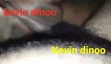 Kevin Dinoo com beleza traseira snapshot 1