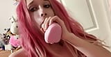 Ragazza emo giovane che scopa usando un dildo dragone snapshot 2