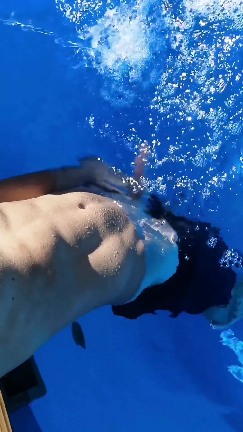 Arriscado Mostrando Meu Tes o Na Piscina Enquanto Os Vizinhos Do Lado 