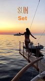 Alessandra ambrosio melompat ke air saat matahari terbenam snapshot 3
