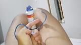 La bouteille de gaz a laissé la bite penchée et dure à la recherche d’une éjaculation. snapshot 15