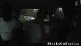 Nate Richards cuba mengendalikan dua zakar hitam snapshot 5