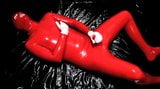 Rot auf schwarz - Latex-Catsuit snapshot 8