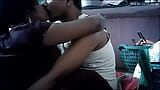 Ibu rumah tangga India berciuman di bibir snapshot 15