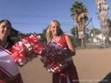 2 sexiga cheerleaders i het trekant snapshot 4