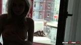 Милашка мастурбирует на общественном балконе snapshot 16