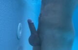 Masturbation au jet dans la piscine snapshot 9