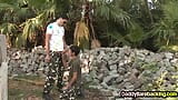 Militärischer DILF macht 21-jährigen twink im freien ohne gummi bis zum abspritzen snapshot 4