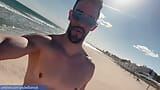 Homem latino sexy nu na praia pública snapshot 11