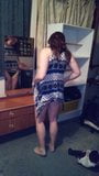 Mulher tirando a roupa e se vestindo na frente do espelho snapshot 10