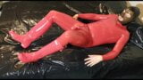 Latex- und Gummispaß in rotem Catsuit und Hunter Boots snapshot 1