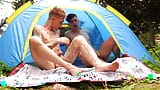 Glatter twink bekommt seinen engen arsch gedehnt, während er mit der besten heterosexuellen freundin campingt snapshot 10