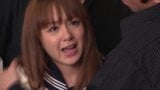 Japońska nastolatka zostaje wytryskana przez niektórych facetów, zanim sika w ustach snapshot 2